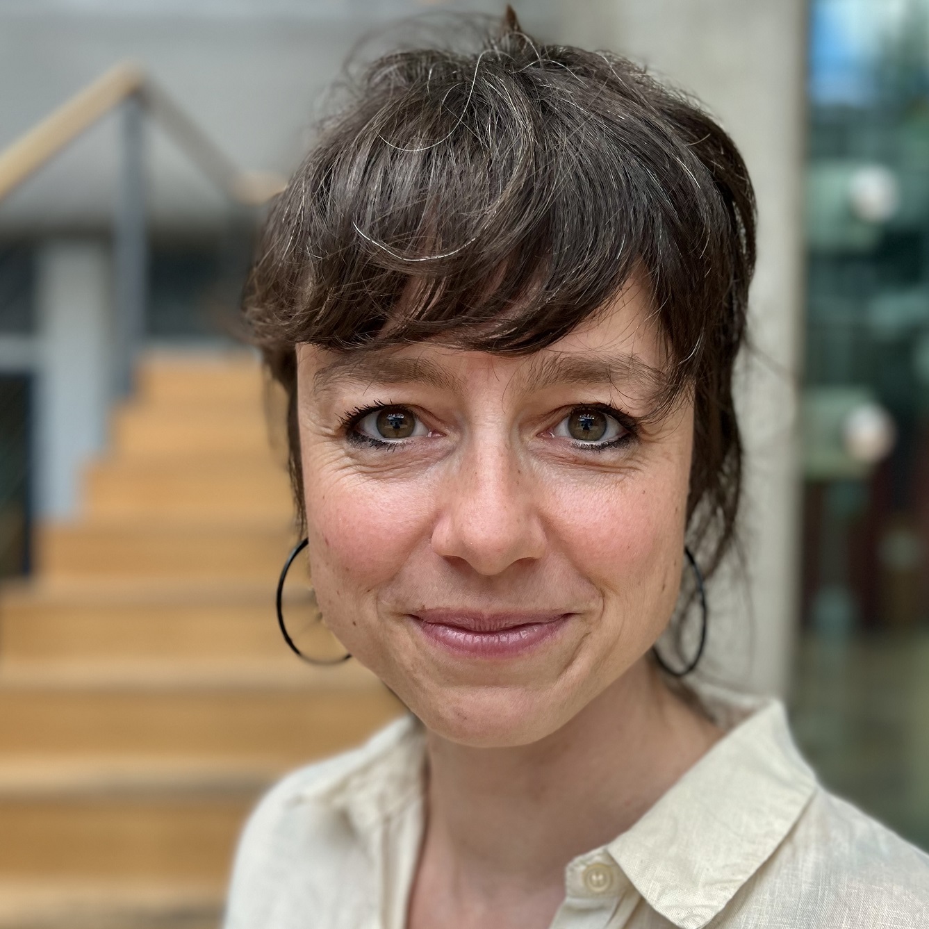 Katharina Schulz, Stiftungsreferentin, dunkelhaarige Frau vor Treppe Katharina Schulz, Stiftungsreferentin, dunkelhaarige Frau vor Treppe