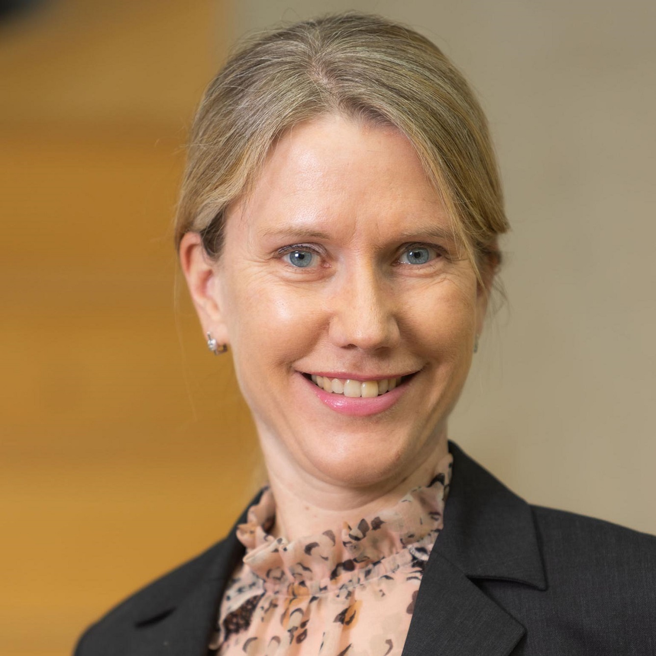 Birgit Braml, Geschäftsführerin der Stiftung, blonde Frau vor Treppe Birgit Braml, Geschäftsführerin der Stiftung, blonde Frau vor Treppe