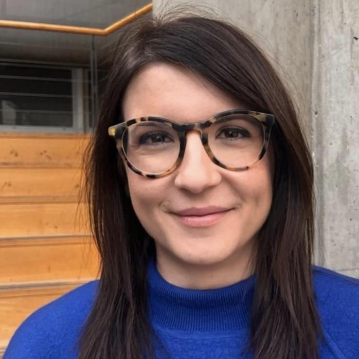 Jutta Schirmacher, dunkelhaarige Frau mit Brille vor Treppe Jutta Schirmacher, dunkelhaarige Frau mit Brille vor Treppe